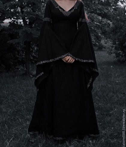 Volturi Aesthetic Dress, Medival Dresses Aesthetic Princess, Black Medieval Dress Aesthetic, Dark Medieval Dress, Medieval Dresses Aesthetic, Witch Aesthetic Dress, 90s Vampire Aesthetic Outfit, Medieval Black Dress, Medieval Woman Aesthetic