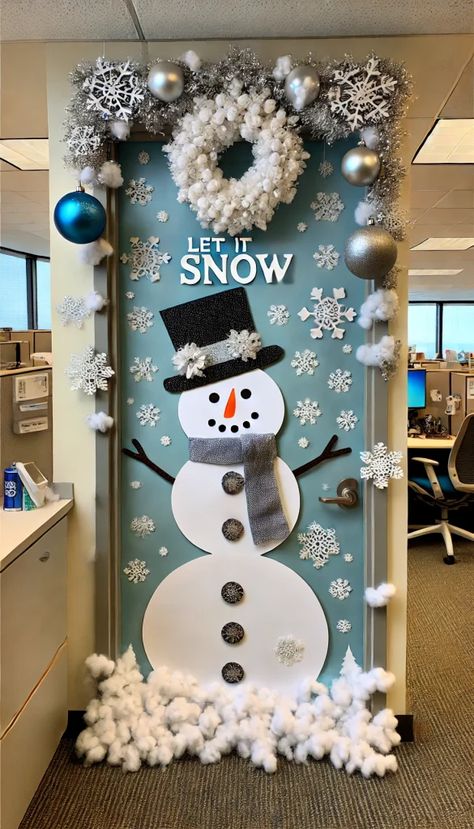 Winter Locker Decorations, Winter Wonderland Teacher Doors, Christmas Door Decorations For High School, Simple Christmas Door Decorations School, Locker Christmas Decorations, Christmas Locker Ideas, Christmas Locker Decorations, Office Christmas Door Decorations, Christmas Bedroom Door Decorations