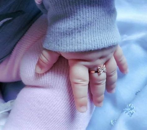 Unbelievably cute. Little_fingers#baby#ring# Cute Babies Photography, Foto Tips, Foto Baby, Cute Funny Babies, Baby Jewelry