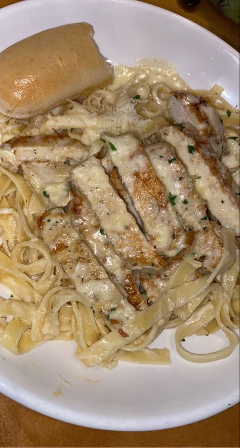 Essen, Unseasoned White Food, Chicken Alfredo Aesthetic, Pretty Food Dinner, Yummy Food Pictures, Food Pictures Aesthetic, White People Food, Good Looking Food, Pics Of Food