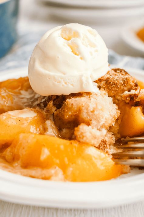 Whether you use canned, fresh, or frozen peaches, this juicy peach cobbler is sure to delight. It's a classic dessert made simple with the magic of Bisquick! Bisquick Cobbler, Paula Deen Peach Cobbler Recipe, Bisquick Peach Cobbler, Cobbler With Bisquick, Peach Cobbler With Bisquick, Easy Peach Cobbler, Southern Peach Cobbler, Easy Peach Cobbler Recipe, Cobbler Easy