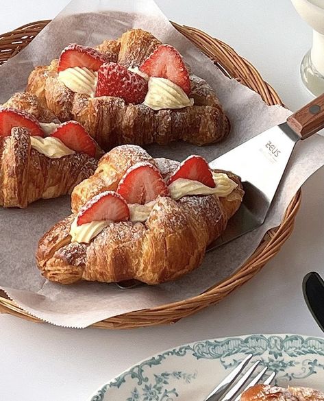 French Deserts Aesthetic, Strawberry Crossaint, Strawberry Dessert Aesthetic, Crossiant Aesthetic, Crosaint Recipes, Croissant Strawberry, Cafe Pastries, Cute Baking, Pureed Food Recipes