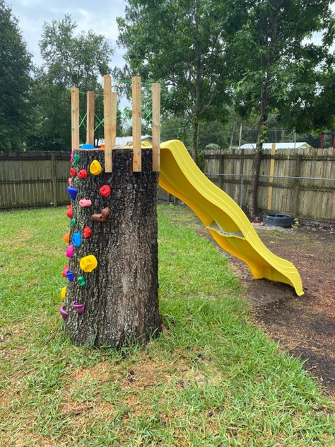 Natural Playground Diy Simple, Diy Outdoor Playscape, Diy Play Equipment Outdoor, Diy Backyard Slide, Playset Landscaping Ideas, Forest Playground Diy, Back Yard Kid Friendly Ideas Diy, Tree Stump Playground, Playscape Backyard For Kids