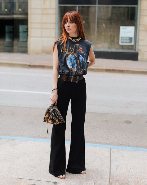 Rock Tee & Wide Leg Jeans - Sea of Shoes Wide Leg Jeans Band Tee, Graphic Tshirt Outfit Summer, Band Tee Fashion, Spring Rocker Outfits, Punk Rock Show Outfit, Black Graphic Tshirt Outfit, Rock Boho Chic, Sea Of Shoes Jane Aldridge, Rocker Tee Outfit