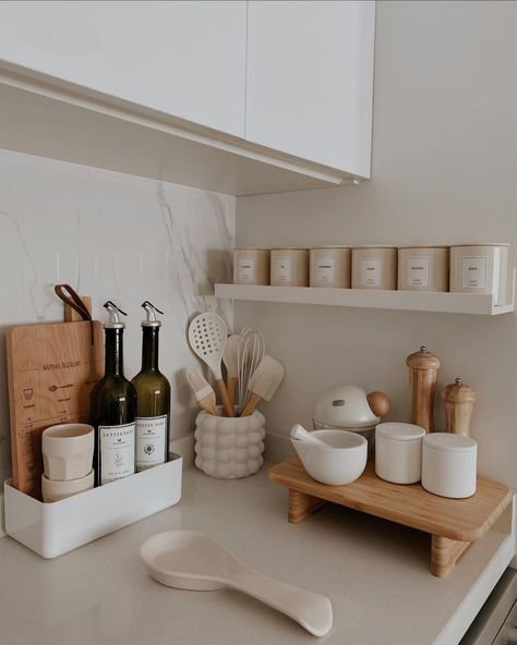 Neutral Apartment Kitchen Ideas, Kitchen Details Ideas, Cream Kitchen Aesthetic, Kitchen Inspo Organization, Small Aesthetic Kitchen Ideas, Kitchen Accessories Aesthetic, Kitchen Inspirations Apartment, Boho Modern Kitchen Decor, Artsy Bathroom Decor