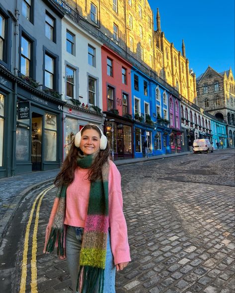 Edinburgh Scotland Winter Outfits, Scotland In Winter Photography, Ireland Tourist Outfit, Scotland Pictures Ideas, Edinburgh Fashion Outfits, Winter Outfits Edinburgh, Edinburgh Fall Outfit, Edinburgh Scotland Aesthetic Outfits, Winter In Scotland Outfits