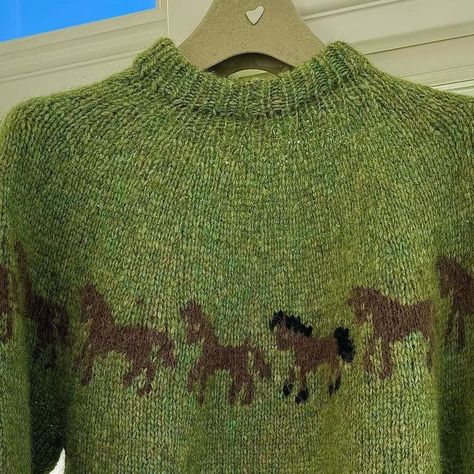 Hanne M. on Instagram: "En gave til min søde veninde er blevet færdig 🐎 A gift for a dear friend 🐎 - - - - - - - #sweater #horse #horses #sweaterweather #knitting #knittedhorse #knittedhorsesweaters #neverenoughsweaters #tricôt #maglia #strich #strikk #strik #nordicknitlife #knitityourstyle #handknitting #handknit #håndstrik #håndstrikket #knittingaddict #knittingaddiction #knittersgonnaknit #knittingaddicted" Horse Sweater Knitting Pattern, Horse Knitting Chart, Horse Knitting Pattern, Buissnes Ideas, Grandma Era, Horse Sweater, Yarn Thread, Knitting Charts, Sweater Knitting Patterns