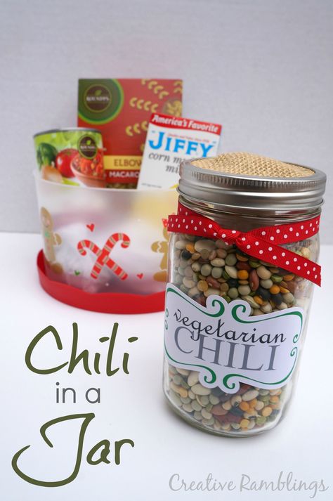 Creative Ramblings | Chili in a Jar Gift from Pick ‘n Save | http://www.creativeramblingsblog.com Chili Gift Basket Ideas, Chili Basket Gift, Mason Jar Christmas Gifts, Cupcake In A Jar, Homemade Dry Mixes, Gift Jar, Mason Jar Meals, Easy Christmas Gifts, Christmas Mason Jars