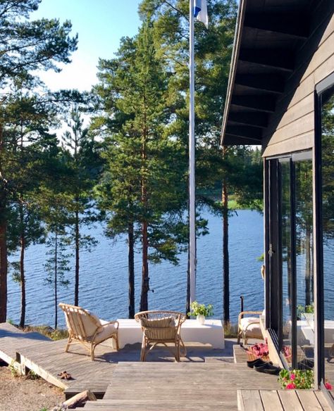 Swedish Lake House, Backyard With View, Summer Cabin Aesthetic, Cabin Backyard, Aesthetic Cabin, Scandinavian Summer House, House By The Lake, Scandinavian Summer, Summer Cabin