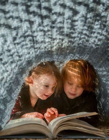 Girls Reading, Sibling Photography, An Open Book, Foto Tips, Family Matters, Childrens Photography, Reading A Book, Shooting Photo, Beanie Babies