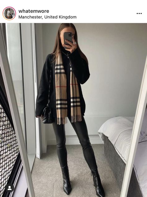 Burberry Scarf Outfit, 2023 Outfits, Leather Legging, Look Office, Look Jean, Simple Fall Outfits, Scarf Outfit, Burberry Scarf, Cold Outfits