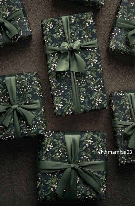 Dark Christmas Wrapping Paper, Wrapping Paper Design Christmas, Dark Green Gift Wrapping, Jewelry Gift Wrapping, Dark Green Christmas Wrapping, Christmas Decor Dark Green, Classic Gift Wrapping, Dark Green Wrapping Paper Christmas, Cute Wrapping Paper Christmas