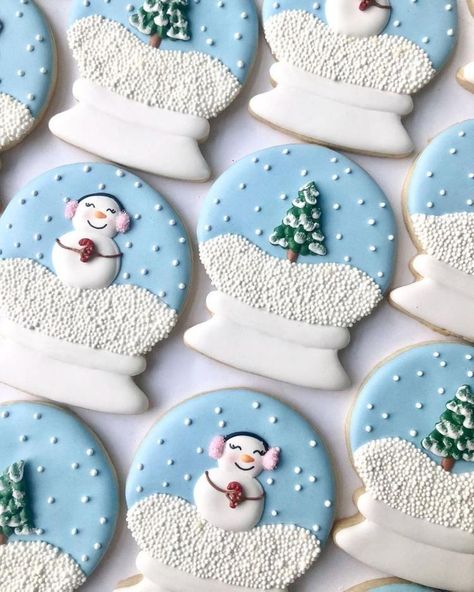 Snowglobe Cookies, Snow Cookies, Christmas Sugar Cookies Decorated, Walking In A Winter Wonderland, Cute Christmas Cookies, Holiday Cookies Christmas, Winter Cookie, Sugar Cookie Designs, Pretty Cookies