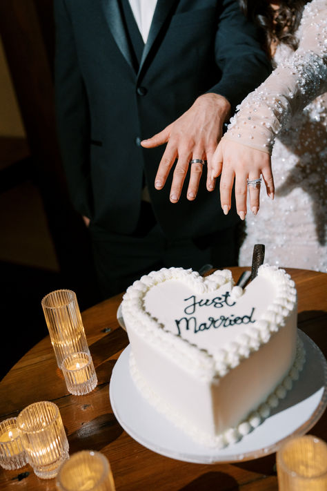 Retro Wedding | Heart Shaped Wedding Cake at Crossed Keys Estate in Andover, NJ. Photo: Elle Studios Wedding Cakes Heart Shaped, Something Blue Wedding Cake, Heart Shaped Cakes Wedding, Retro Heart Wedding Cake, White Heart Wedding Cake, Vintage Wedding Cake Heart, Wedding Cake Photoshoot, Wedding Cake Retro, Just Married Heart Cake