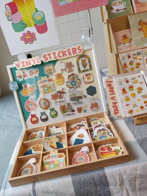 Peg Board Ideas Craft Show, Diy Signs For Craft Booth, Enamel Pin Display Craft Fair, Artist Alley Ideas Products, Art Fair Display Ideas Vendor Booth, Sticker Vendor Booth, Artist Alley Keychain Display, Convention Stand Ideas, Sticker Booth Ideas