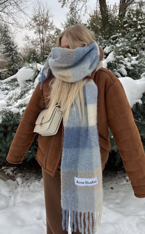 Chunky Scarves Aesthetic, Scarves Aesthetic Winter, Cute Scarves Winter, Chunky Winter Scarf, Big Scarves Outfit, Scarves Outfits Winter, Scarf 2023 Trend, Big Chunky Scarf, Autumn Scarf Outfit