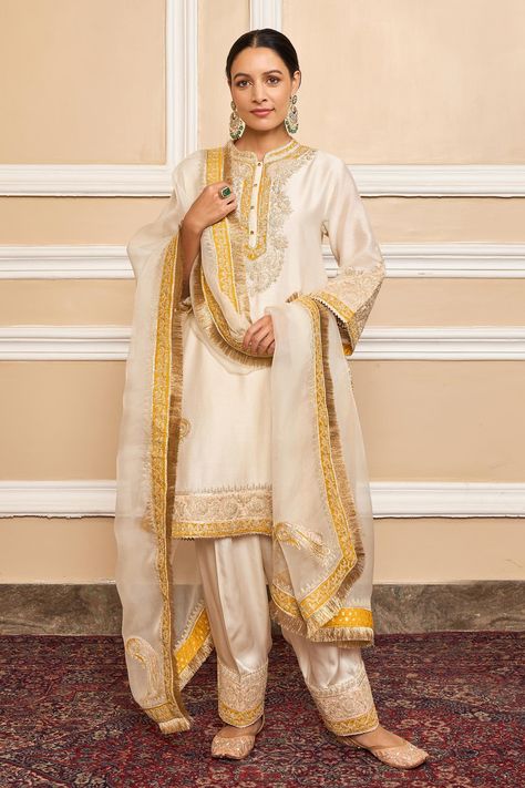 Shop for these amazing collections of Ivory Kurta Pure Silk Chanderi Embroidered Gota Applique Band A-line Set For Women by Sheetal Batra online at Aza Fashions. Sheetal Batra, Applique Kurta, Punjabi Salwar, Dresses Traditional, Velvet Dress Designs, Latest Dress Design, Salwar Designs, Dress Book, Casual Indian Fashion