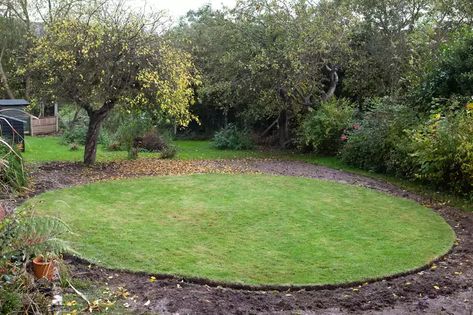 Circular lawn - finished lawn Fall Lawn Maintenance, Circular Garden Design, Lawn Maintenance Schedule, Circular Lawn, Diy Lawn, Lawn Maintenance, Front Lawn, Green Lawn, Small Garden Design