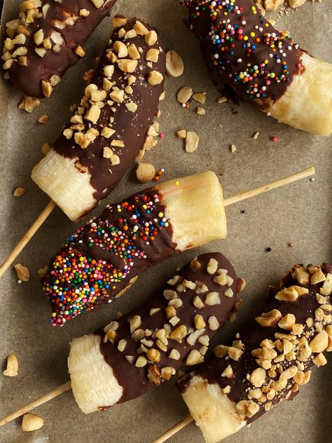 Chocolate Covered Bananas - Something Nutritious Almond Butter Banana Muffins, Library Sofa, Frozen Banana Recipes, Eat More Fruit, Banana Mug Cake, Banana Granola, Choco Banana, Food Tutorials, All For Me