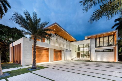 73 Palm Av in Miami Beach FL United States for sale on JamesEdition Green House Design, Palm Island, Latest House Designs, Miami Houses, Design Blogs, Casa Exterior, Modern Mansion, Architecture Design Concept, Contemporary House Plans