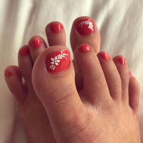 Flower Pedicure Designs, Flower Pedicure, Flower Toe Nails, Glitter Toe Nails, Toenail Art Designs, Pink Toe Nails, Spring Pedicure, Simple Toe Nails, Nail Flower