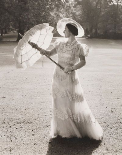 Queen Elizabeth, The Queen Mother, in the gardens of Buckingham Palace. Photo by Cecil-Beaton, 1939. Princesa Margaret, Queen Elizabeth The Queen Mother, Norman Hartnell, Royal Photography, The Queen Mother, Queen Mum, Reine Elizabeth Ii, Reine Elizabeth, Cecil Beaton