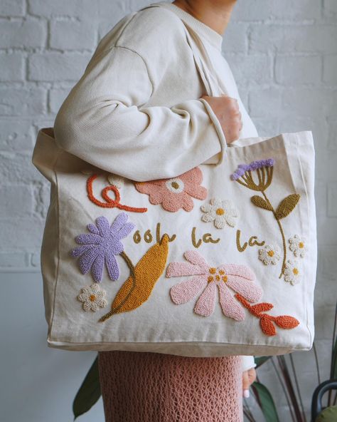 I was one of the guest authors in @juliettemichelet ‘s punch needle book last year and I designed this tote bag which reminds me of spring. What I really like about punch needle embroidery is that you can make functional items. #punchneedle #punchneedleembroidery #punchneedleart #totebags #floraldesign #floralinspiration #springlook #handmadecrafts de Diy Photo Book, Diy Bead Embroidery, Needle Embroidery, Punch Needle Patterns, Craft Punches, Embroidery Bags, Punch Needle Embroidery, Needle Punch, Needle Book