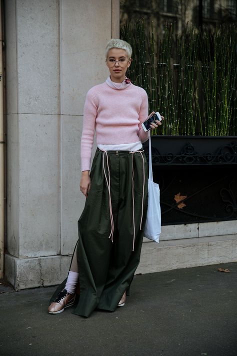 Layered Street Style, Layered Fashion Street Style, Dress Over Pants Street Style, Paris Fashion Week 2023 Street Style, Knit Dress Street Style, Street Fashion Paris, Layering Street Style, Snap Fashion, Fashion Layering