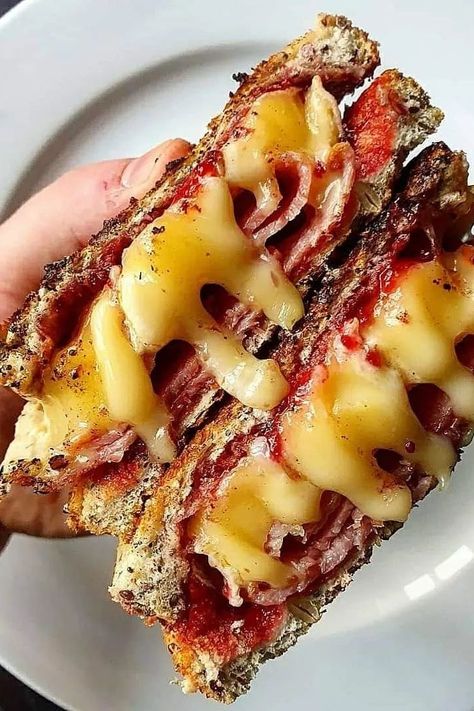 Bacon Brie Sandwich, Smoked Gouda Sandwich, Peameal Bacon Sandwich, Sandwich Ideas Breakfast, Bacon Sandwich Ideas, Toasted Sandwich Ideas, British Sandwiches, Breakfast Toastie, Canadian Bacon Sandwich