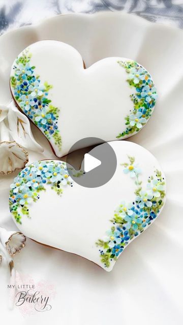 Decorating With Royal Icing Cookies, Elegant Royal Icing Cookies, Royal Icing Transfers Tutorial, Sugar Cookies Videos, Royal Icing Flowers On Cookies, Royal Iced Cookies Ideas, Cookie Icing Ideas, Christmas Cookie Royal Icing, Wildflower Cookies Decorated