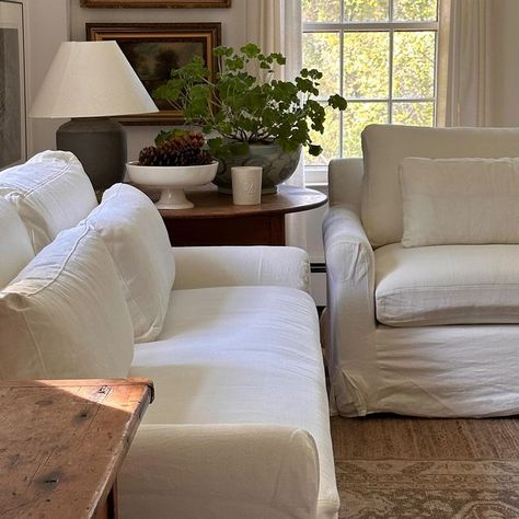 Two Sofas Living Room, White Sofa Living Room Ideas, Living Room White Couch, Linen Living Room, White Linen Sofa, Nancy Meyers, White Sofa, Living Room Sofas, Apartment Inspiration