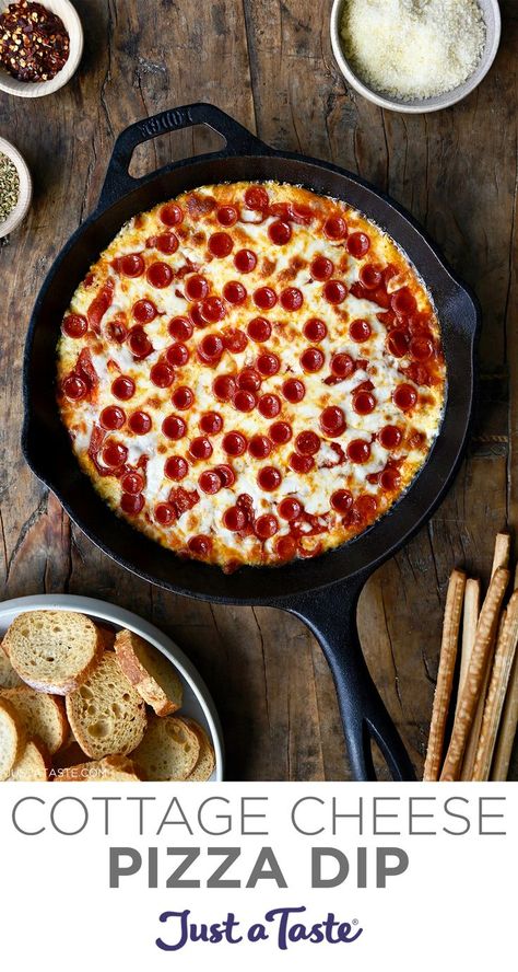 Pizza dip topped with mini pepperoni in a cast iron skillet. Cheese Pizza Dip, Cottage Cheese Pizza, Cream Cheese Pizza, Pizza Dip Recipes, Cottage Cheese Dips, Cheesy Appetizer, Pizza Dip, Gourmet Pizza, Snack Craving