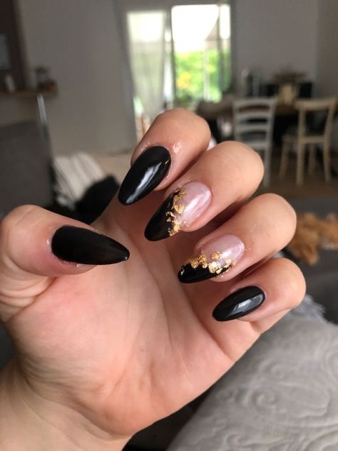 Black And Gold Minimalist Nails, Nail Black And Gold, Black With Gold Nails, Black Gold Nails Designs, Emerald And Gold Nails, Black And Golden Nails, Black And Gold Acrylic Nails, Nails Black And Gold, Black And Gold Nails