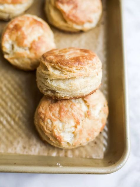 Dinner Biscuit, Popover Recipe, Southern Breakfast, Southern Biscuits, How To Make Biscuits, Canned Biscuits, Biscuit Dough, Homemade Biscuits, Man Food