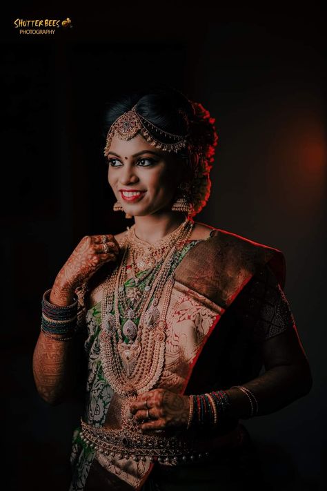 Bride Making Photography, Single Bride Poses Indian Wedding, Bride Makeup Photography, Bride Stills, Bridal Makeup Pictures, Bride Portrait Photography, Engagement Portraits Poses, Bride Shoot, Bride Getting Ready Photos