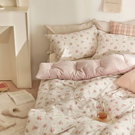 Flower Bedding Room Ideas, Cute Flower Bed Ideas, Dainty Floral Bedroom, Cute Flower Bedding, Bed Spreads Ideas, Pink Floral Blanket, Flower Bedding Aesthetic, Cute Bedsheets Aesthetic, Dainty Room Aesthetic