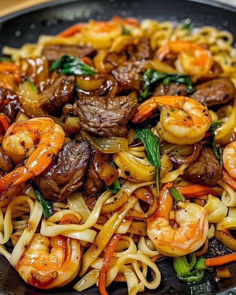 Steak Shrimp Stir Fry, Shrimp And Beef Recipes, Steak And Shrimp Stir Fry Noodles, Fish Plates Food Dinners, Healthy Asian Noodle Recipes, Dinner Plate Ideas, Steak And Shrimp Stir Fry, Steak And Shrimp Recipes, Steak 48