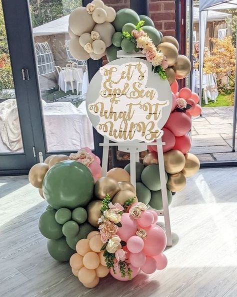 Birthday Decorations 70th Party Ideas, Ideas For A 70th Birthday Party Mom, 70th Birthday Decor Ideas, Garden Ballons Decoration, 70th Party Decorations Ideas, Floral 50th Birthday Party, Party For Mom Birthday, 70th Birthday Party Ideas At Home, Women’s Birthday Party Decorations