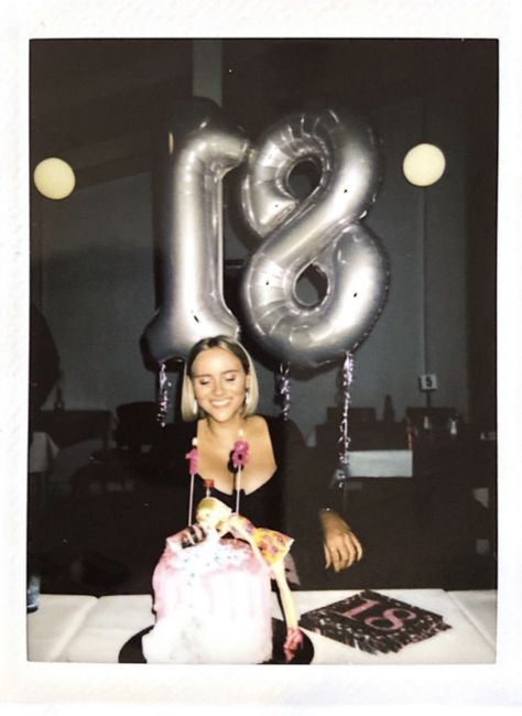 Poloroid Pictures Ideas Birthday Parties, 18th Birthday Astethic, Legal Birthday Ideas, Bday Inspo Aesthetic, 18th Birthday Photos, 18th Birthday Pics, Birthday Polaroid Pictures, Birthday 18th Girl, 19th Birthday Aesthetic