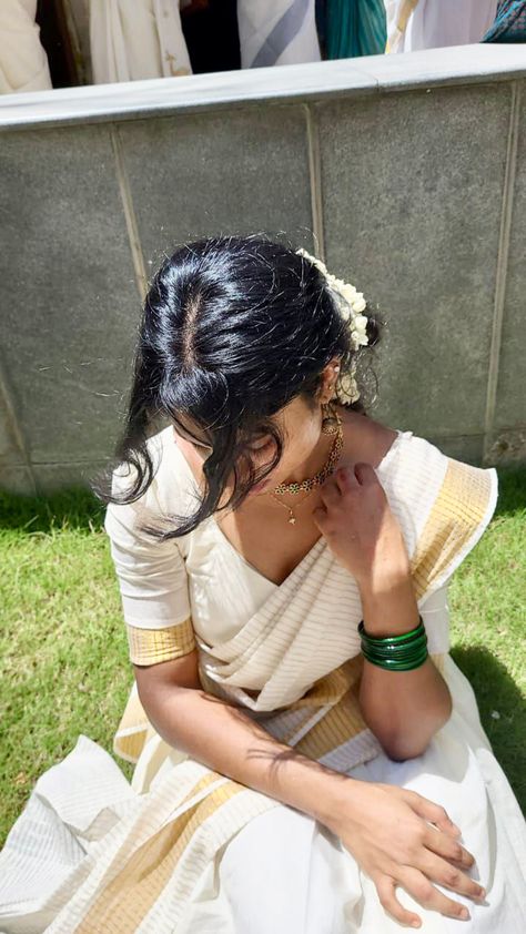 #onamoutfit #traditional #fashion #indianaesthetics #halfsaree Onam Poses, Onam Aesthetic, Onam Outfits Ideas, Traditional Photoshoot, Onam Outfits, Kathak Dance, Saree Poses, Indian Look, Desi Fashion Casual