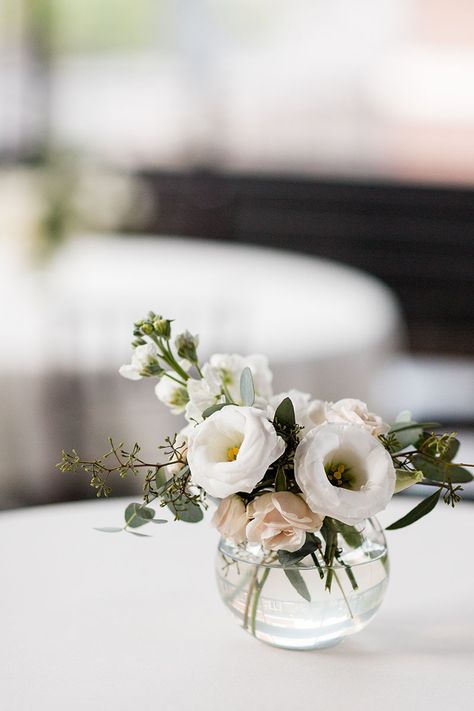 Small Round Floral Centerpieces, One Vase Wedding Centerpiece, Small White Centerpieces Simple, Small Low Floral Centerpieces, Small Wedding Centerpiece Ideas, Small Round Flower Arrangements, Small Round Vase Centerpiece, Small Round Vase With Flowers, Short Flower Arrangements Wedding