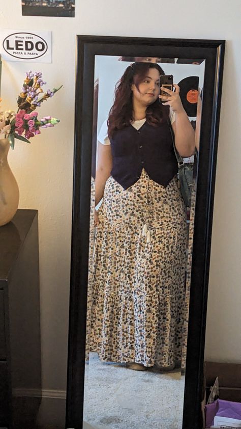 Autumn Style Midsize, Floral Skirt Work Outfit, Maxi Skirts Plus Size Outfit, Styling Sweater Vest Plus Size, Fall Floral Skirt Outfits, Plus Size Converse Outfit Fall, Style Maxi Skirt Fall, Plus Size Outfits Size 26, Vintage Fall Outfits Plus Size