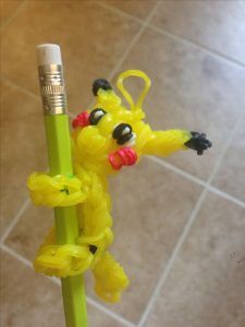 Rainbow Loom Pikachu, Rainbow Loom Keychain, Rainbow Loom Easy, Loom Band Animals, Rainbow Loom Characters, Loom Band Patterns Instructions, Rainbow Loom Animals, Loom Bands Designs, Loom Animals