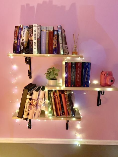 Floating Shelf With Books, On Wall Book Shelves, Led Lights Bedroom Shelves, Bedroom Wall Bookshelf Ideas, Decorated Walls In Bedroom, Floating Shelves For Books Bedroom, Hanging Wall Bookshelves, Small Floating Bookshelf, Cool Bookshelf Ideas Bedroom