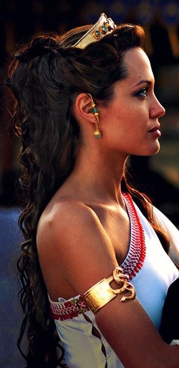 Angelina Jolie | Alexander Greek Goddess Hairstyles, Angelina Jolie Hair, Greek Hair, Toga Party, Goddess Costume, Goddess Hairstyles, Greek Goddess, Ancient Greece, Angelina Jolie