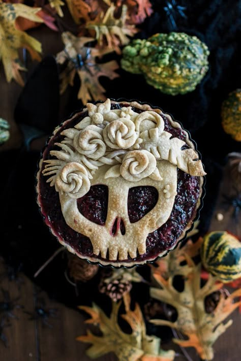 blackberry skull pie with fresh blackberries and an easy to make skull art pie topper. Tips and tricks for beautifully decorated pies! Spooky Tooth, Fall Sweets, Recetas Halloween, Pies Art, Spooky Food, Halloween Party Dinner, Halloween Foods, Halloween Party Food, Halloween Baking