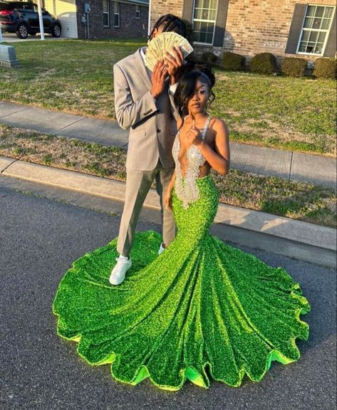 Cute Prom Colors For Couples, Rating Prom Dresses, Light Green Prom Dress Couple, Prom Looks Couples, Emerald Green Prom Dress Couple, Prom Color Ideas For Couples, After Prom Outfit Ideas, Prom Ideas Black Couples, Green Prom Dresses Black Women