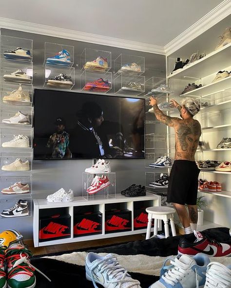 Gon Olivier on Instagram: "Room corners.. Happy weekend fam 🤍" Room Design For Men, Mens Room Decor, Sneakerhead Room, Sneaker Closet, Mens Bedroom Decor, Hypebeast Room, Teenage Boy Room, Home Decor Wallpaper, Shoe Room