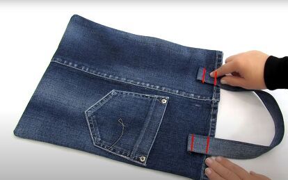 This is a guide to making a DIY denim tote bag. Learn how to make a denim tote bag out of old jeans with this easy step-by-step sewing tutorial. Denim Tote Bag Diy Old Jeans, Diy Denim Tote Bag, Clutter Hacks, Jeans Bag Diy, Diy Tote Bag Tutorial, Diy Old Jeans, Holiday Houses, Tote Tutorial, Diy Denim