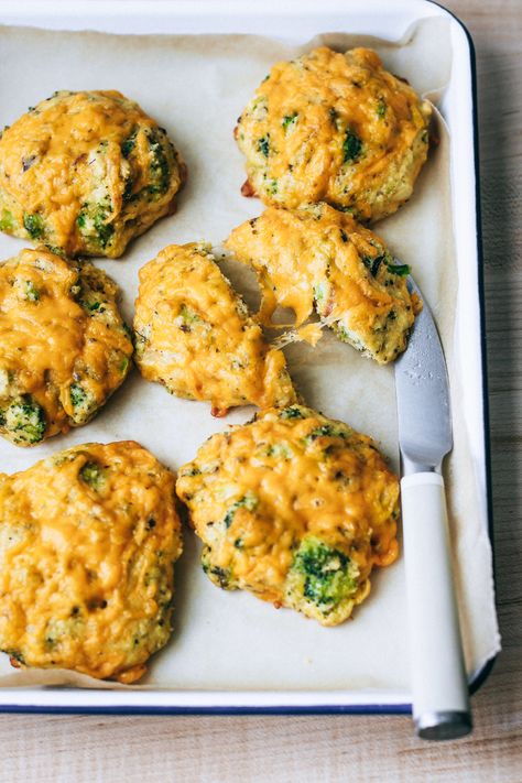 Cheesy, fluffy, hearty high protein grain free broccoli cheddar almond flour breakfast biscuits. Easy to make, and perfect for meal prep! #breakfast #broccolicheddar #grainfree #glutenfree #eggs #biscuits #lowcarb #mealprep Bacon Biscuits, Breakfast Biscuits, Chicken Breakfast, Cheddar Biscuits, Broccoli Cheddar, Best Breakfast Recipes, Breakfast Meal Prep, Sausage Breakfast, Easy Meal Prep